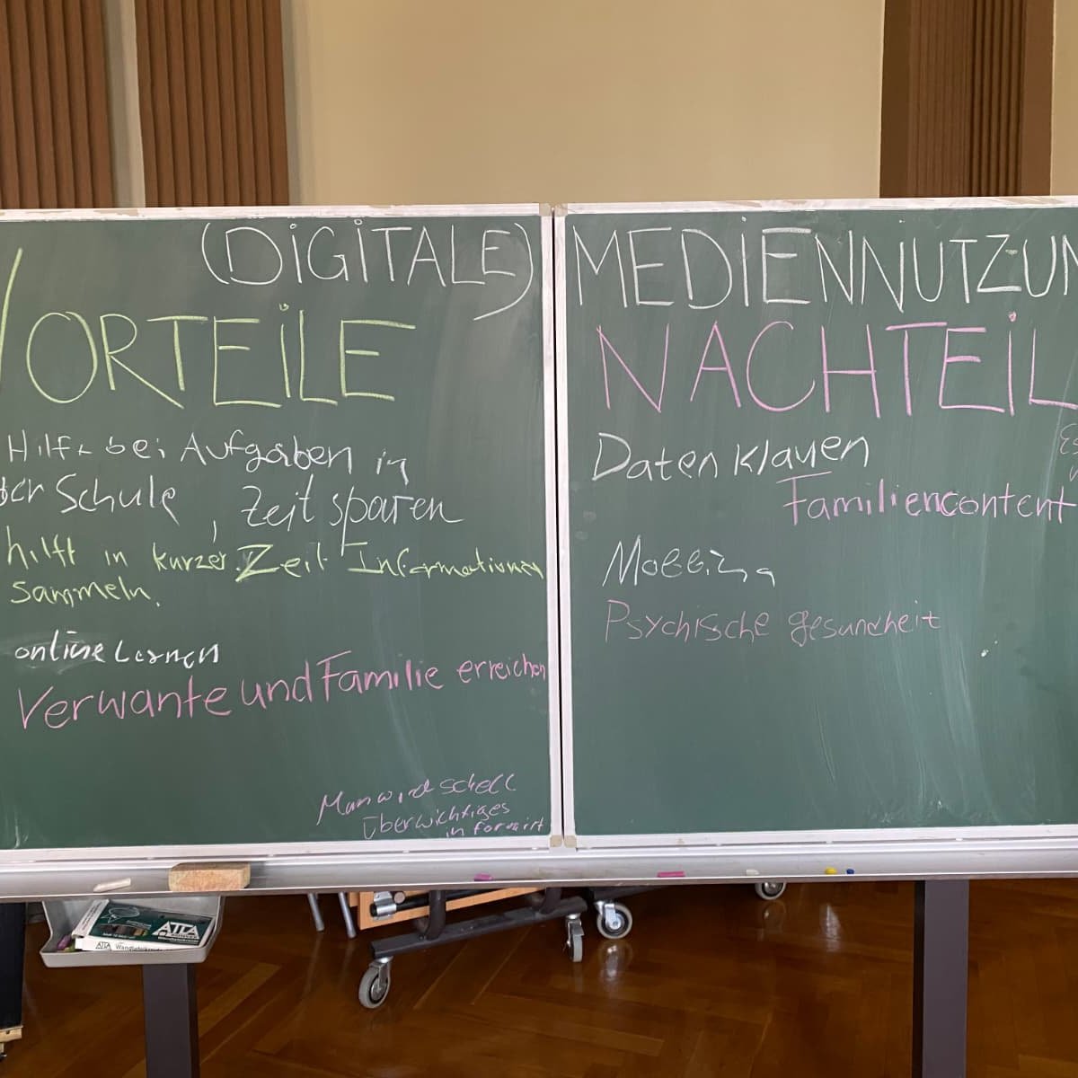 Grüne Tafel mit weißer und roter Schrift darauf