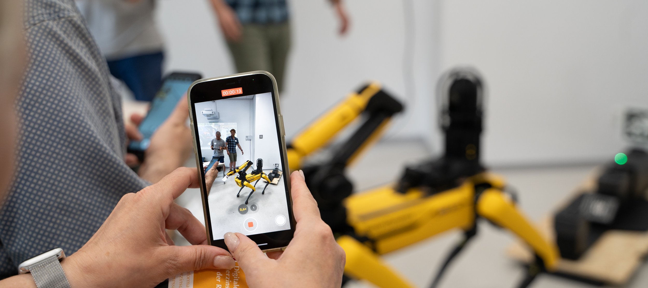 MakeEduLABs | TPG@HoMe Es wird ein Video von einem Roboter gemacht.