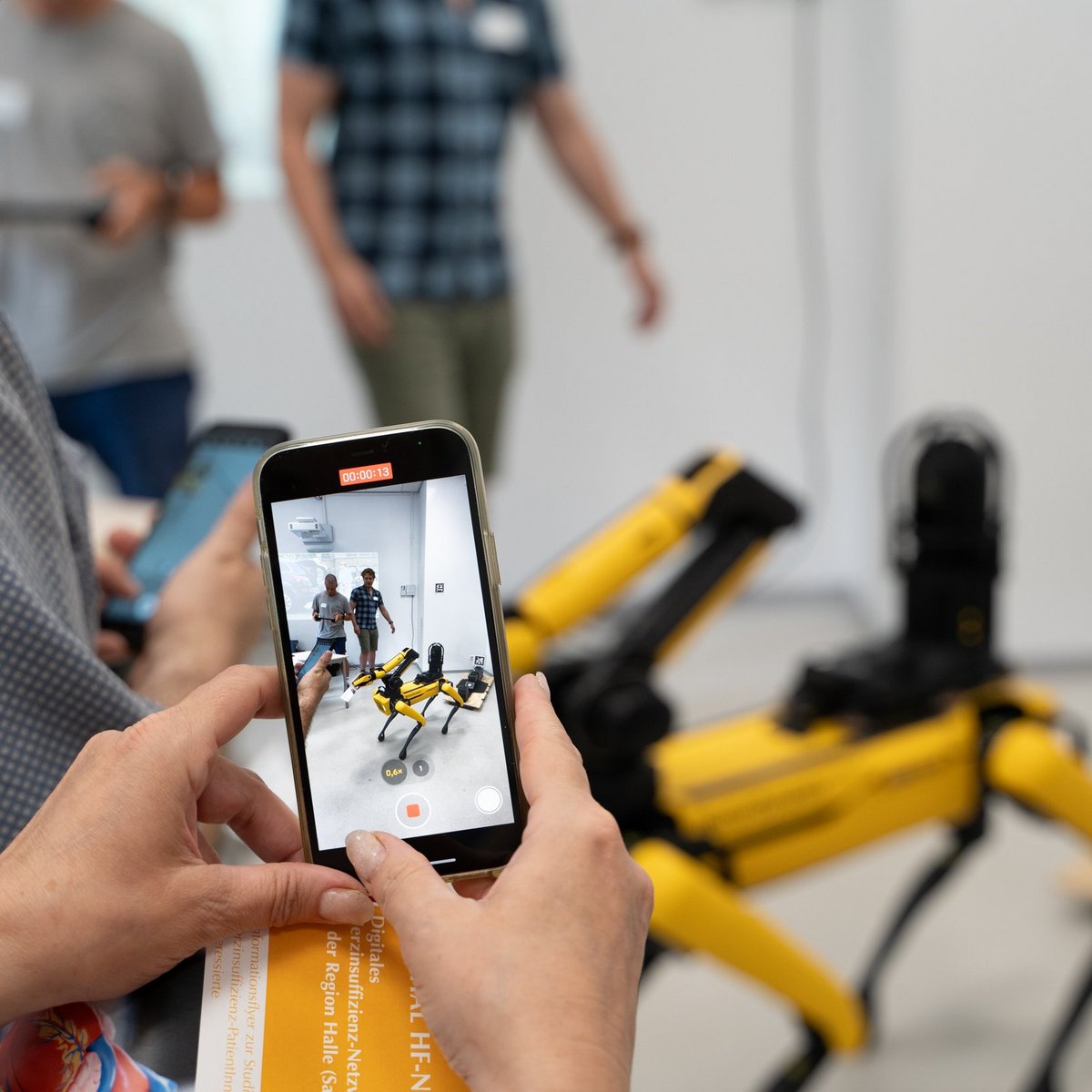 Es wird ein Foto von einem Roboter gemacht.