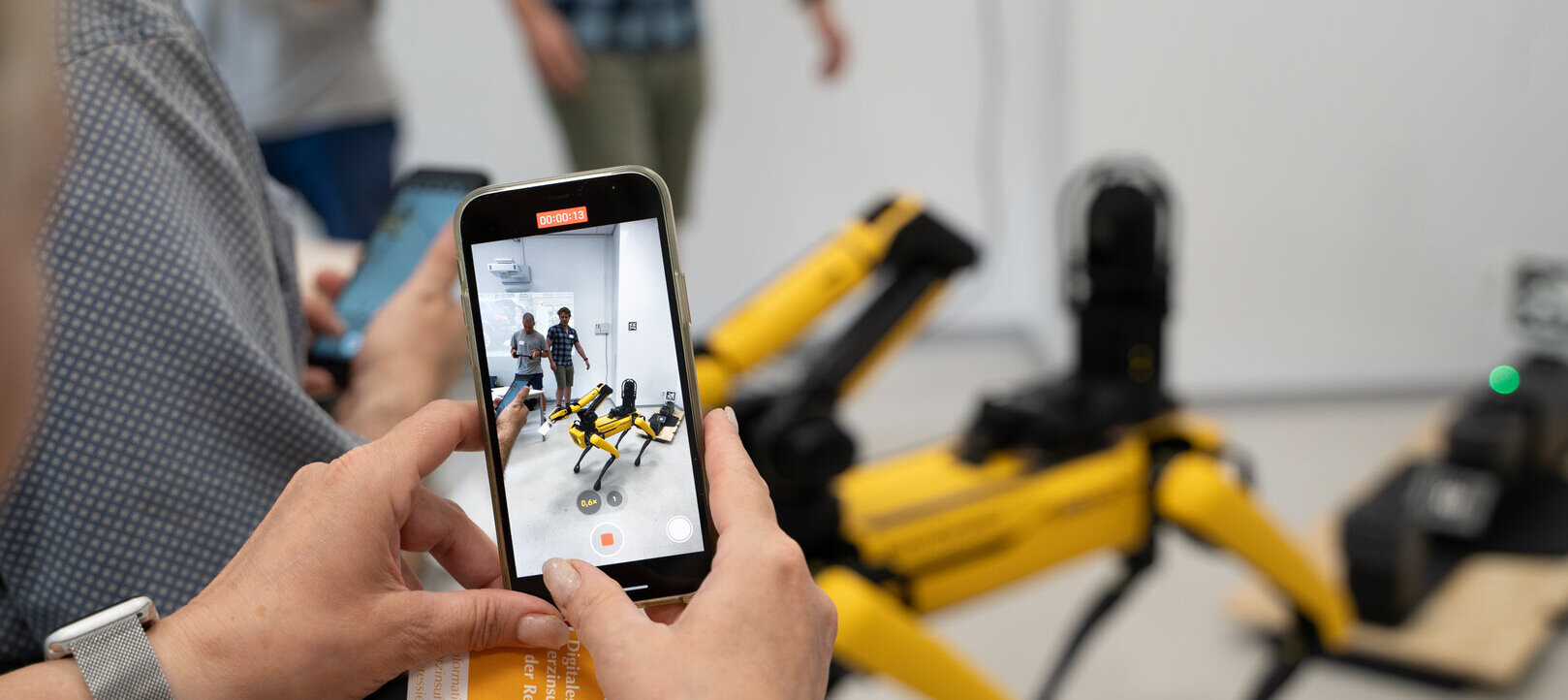 Es wird ein Video von einem Roboter gemacht.