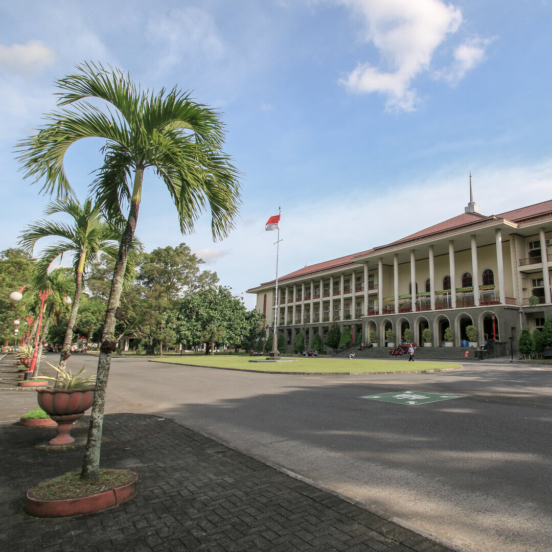Blick auf ein Hochschulgebäude der Universität Gadjah Mada in Indonesien