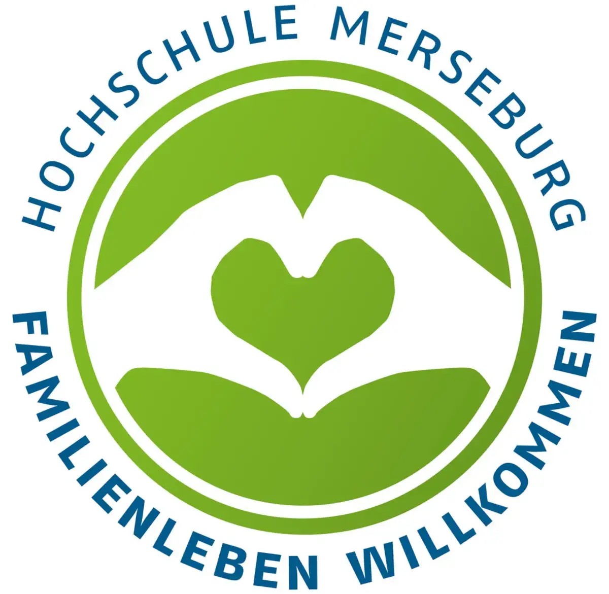 Logo mit Schriftzug Hochschule Merseburg Familienleben willkommen. Zwei Hände formen in der Mitte ein Herz auf grünem Hintergrund.
