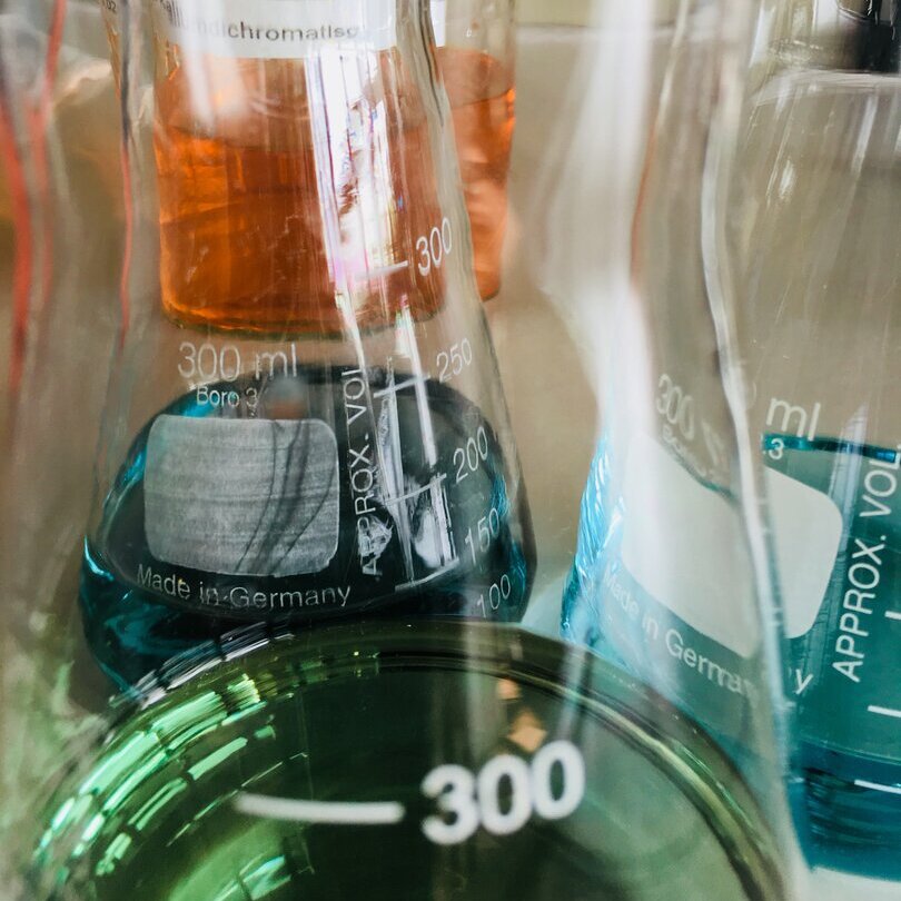 Laborgefäße mit farbiger Flüssigkeit 