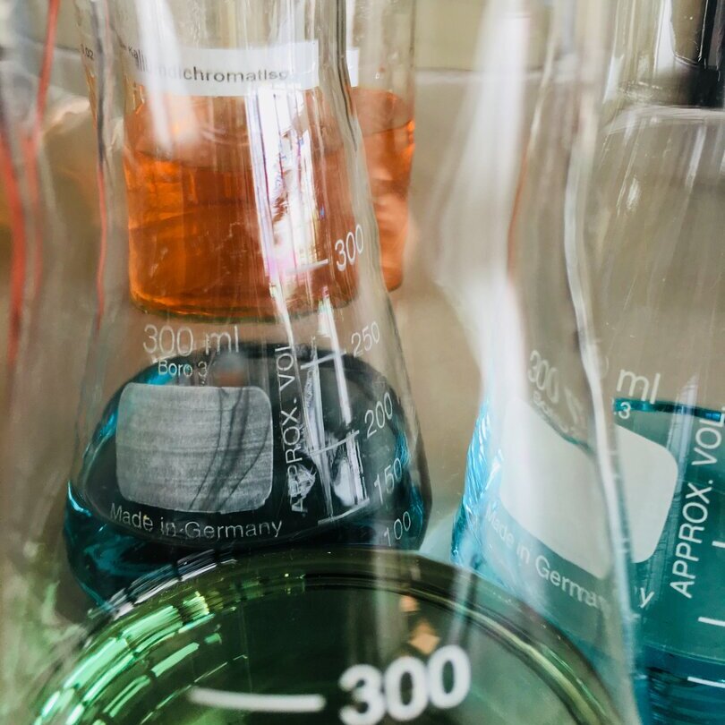 Laborgefäße mit farbiger Flüssigkeit 