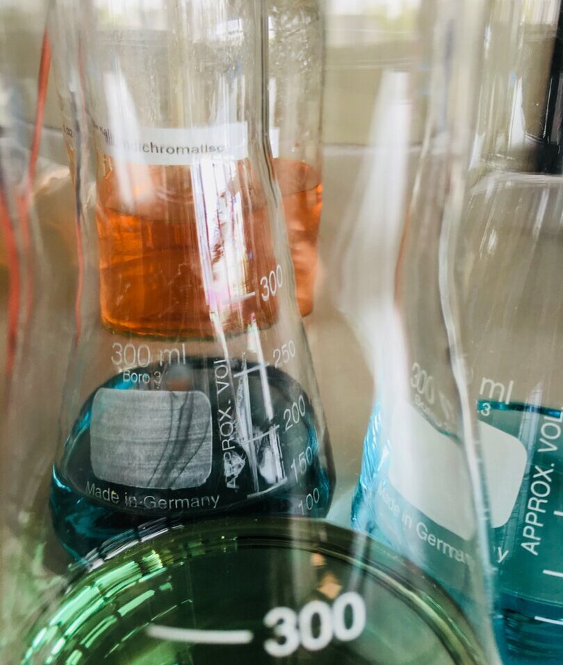 Laborgefäße mit farbiger Flüssigkeit 