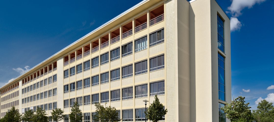 Hauptgebäude der Hochschule Merseburg mit blauen Hintergrund