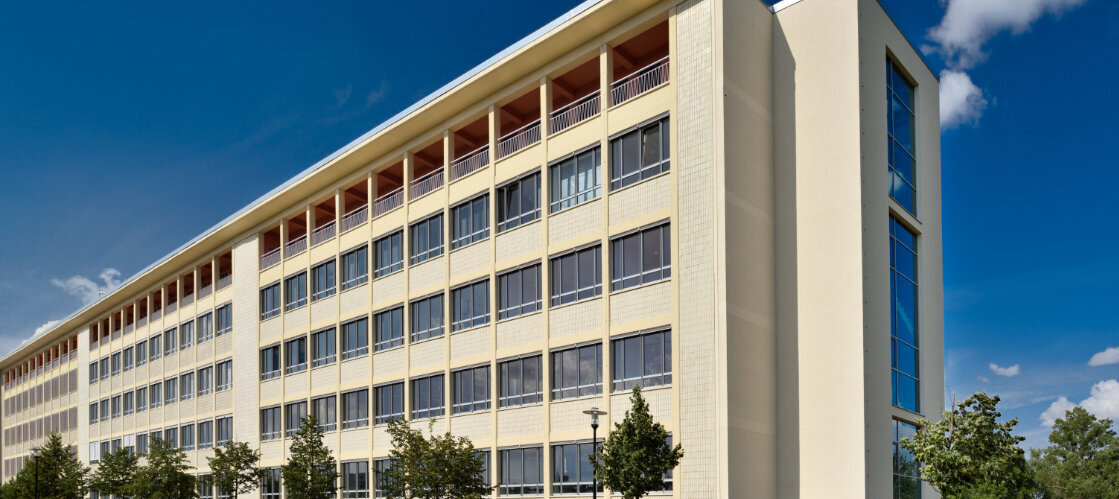 Hauptgebäude der Hochschule Merseburg mit blauen Hintergrund