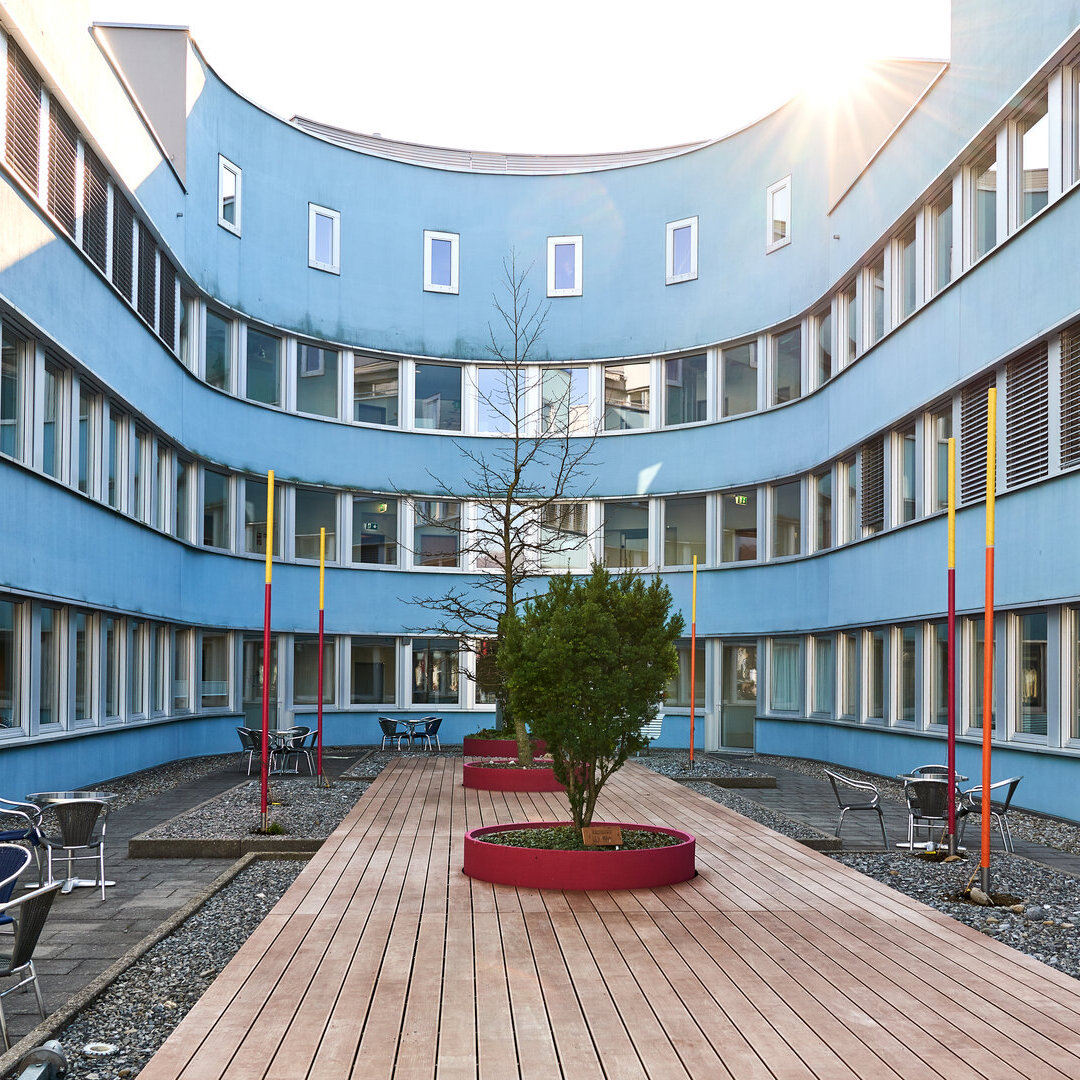 Blick auf ein Gebäude der Hochschule Luzern in der Schweiz