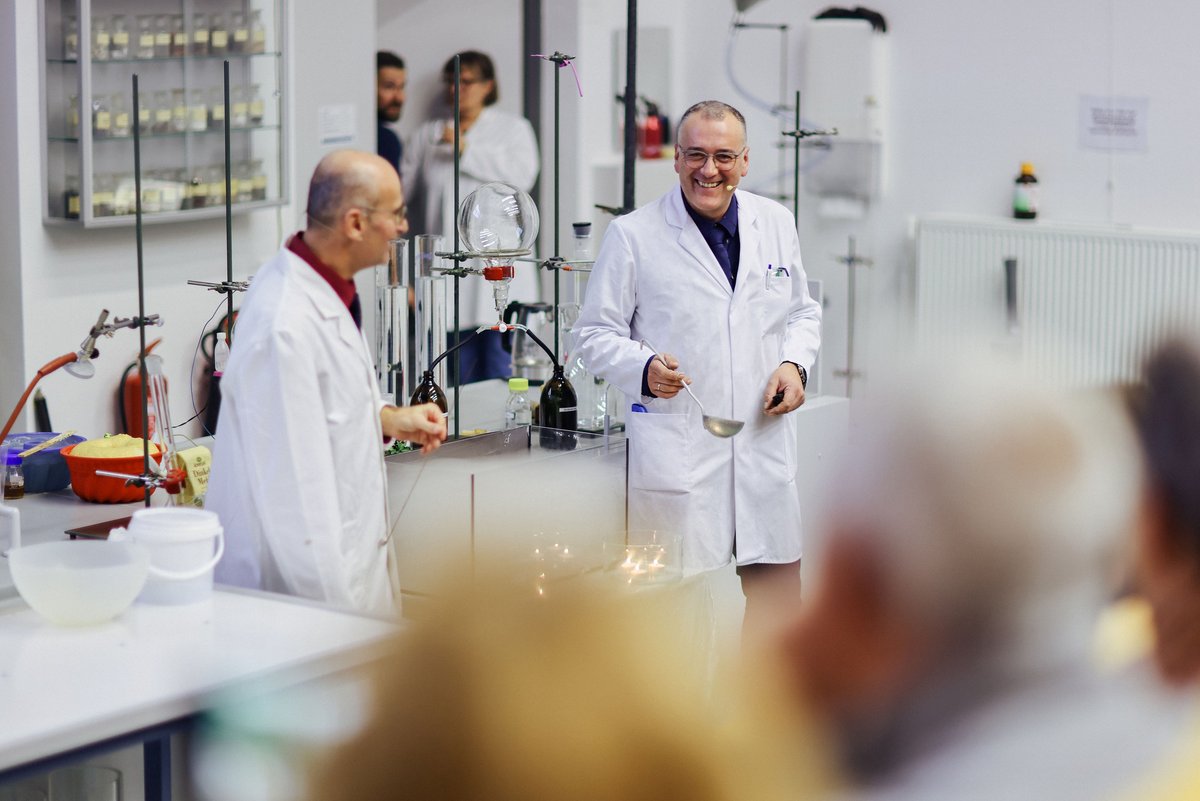 Campusweihnacht 19 2 Personen im Chemiehörsaal