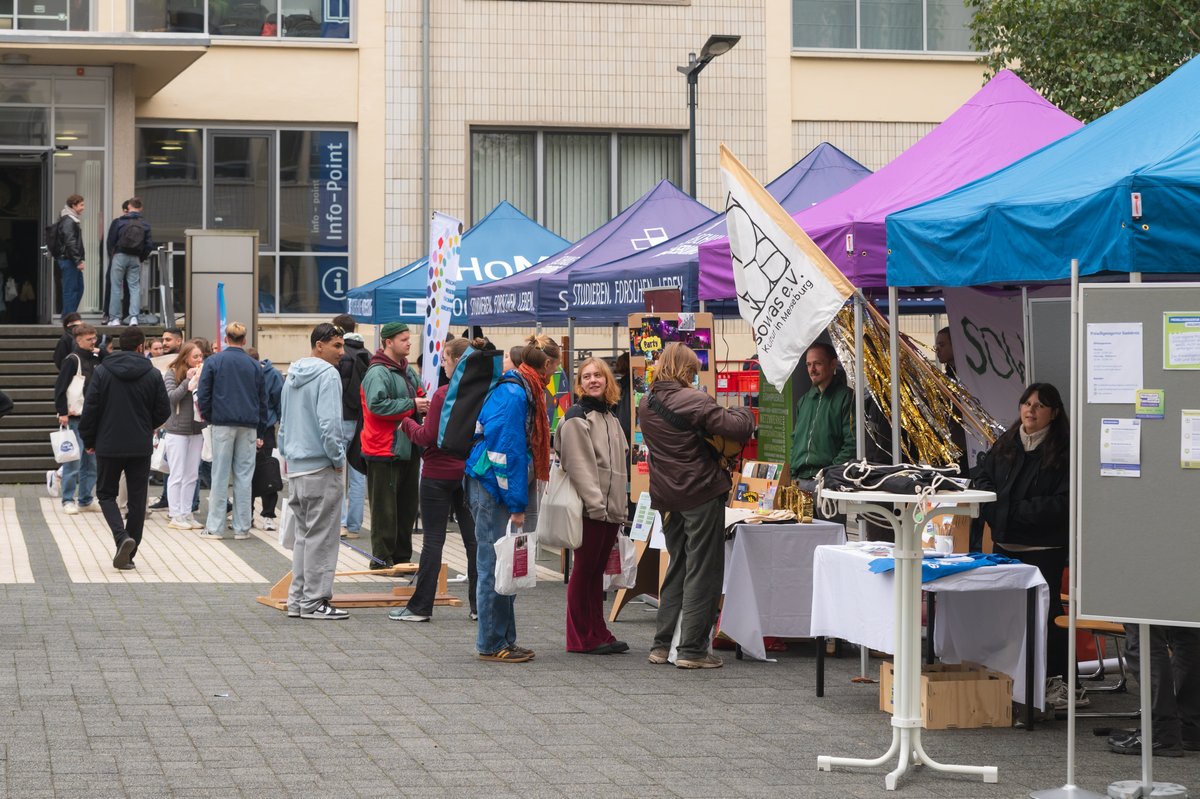 Personen am Pavillons