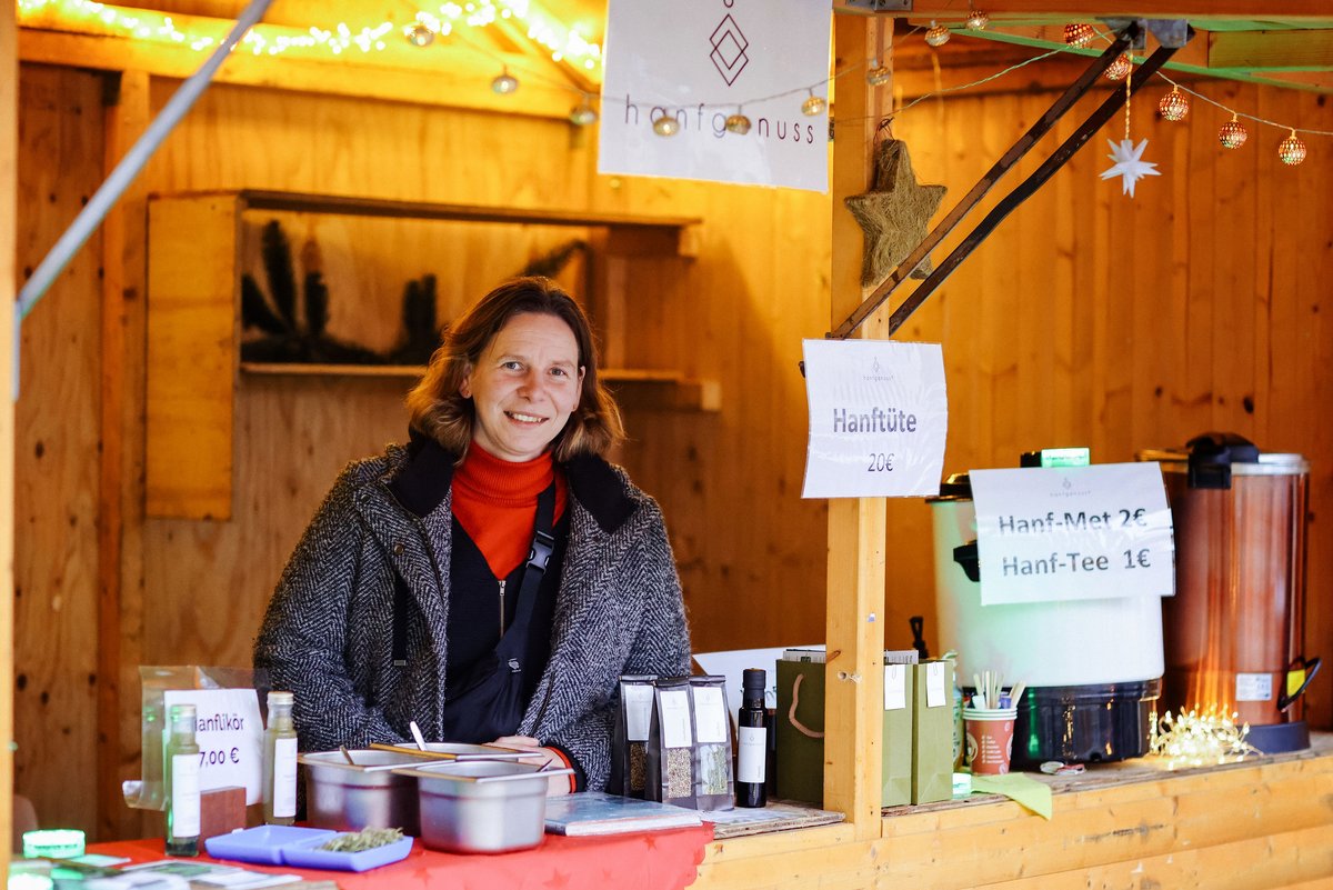 Campusweihnacht Bild 13 Hanfstand in einer Weihnachtshütte mit Person