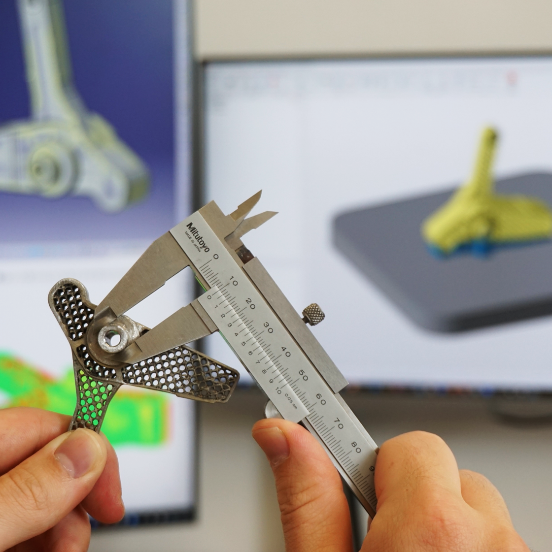 Es wird ein Messwerkzeug in zwei Händen gehalten und es wird ein Gegenstand bemessen.