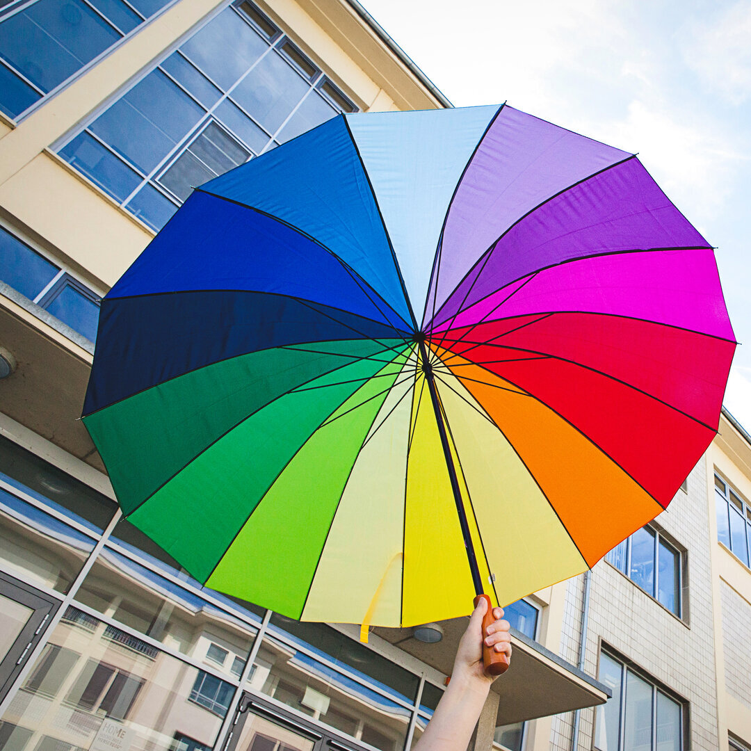 Regenbogenschirm vor der Hochschule
