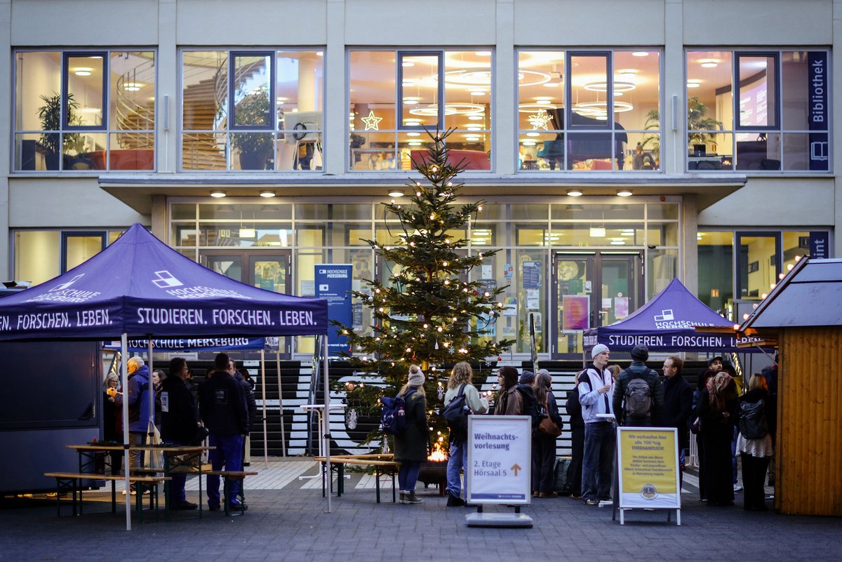 Campusweihnacht 12 Innenhof Hochschule Merseburg