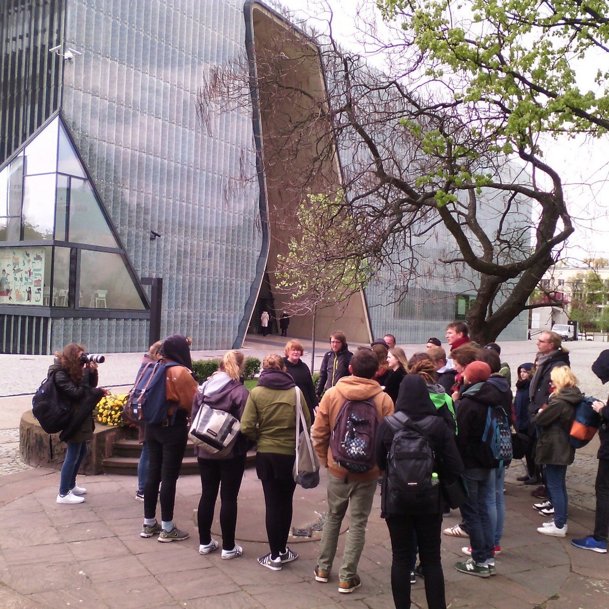 Einführung durch unsere Reiseleiterin und Dolmetscherin Iwona Jaworska-Brach vor dem Besuch des Polin-Museums, Foto: Christian Siegel
