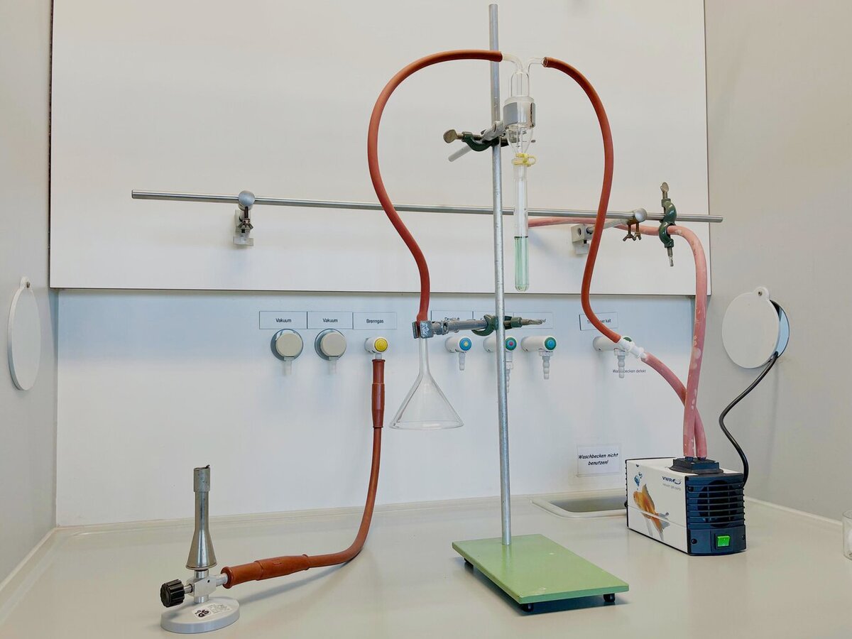 Versuchsanordnung in einem Abzug