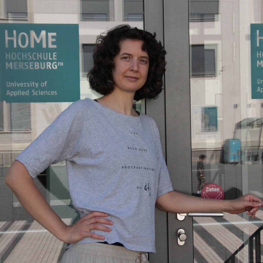 Miriam Hecht am Eingang zum Hauptgebäude der Hochschule Merseburg "University of Applied Sciences"