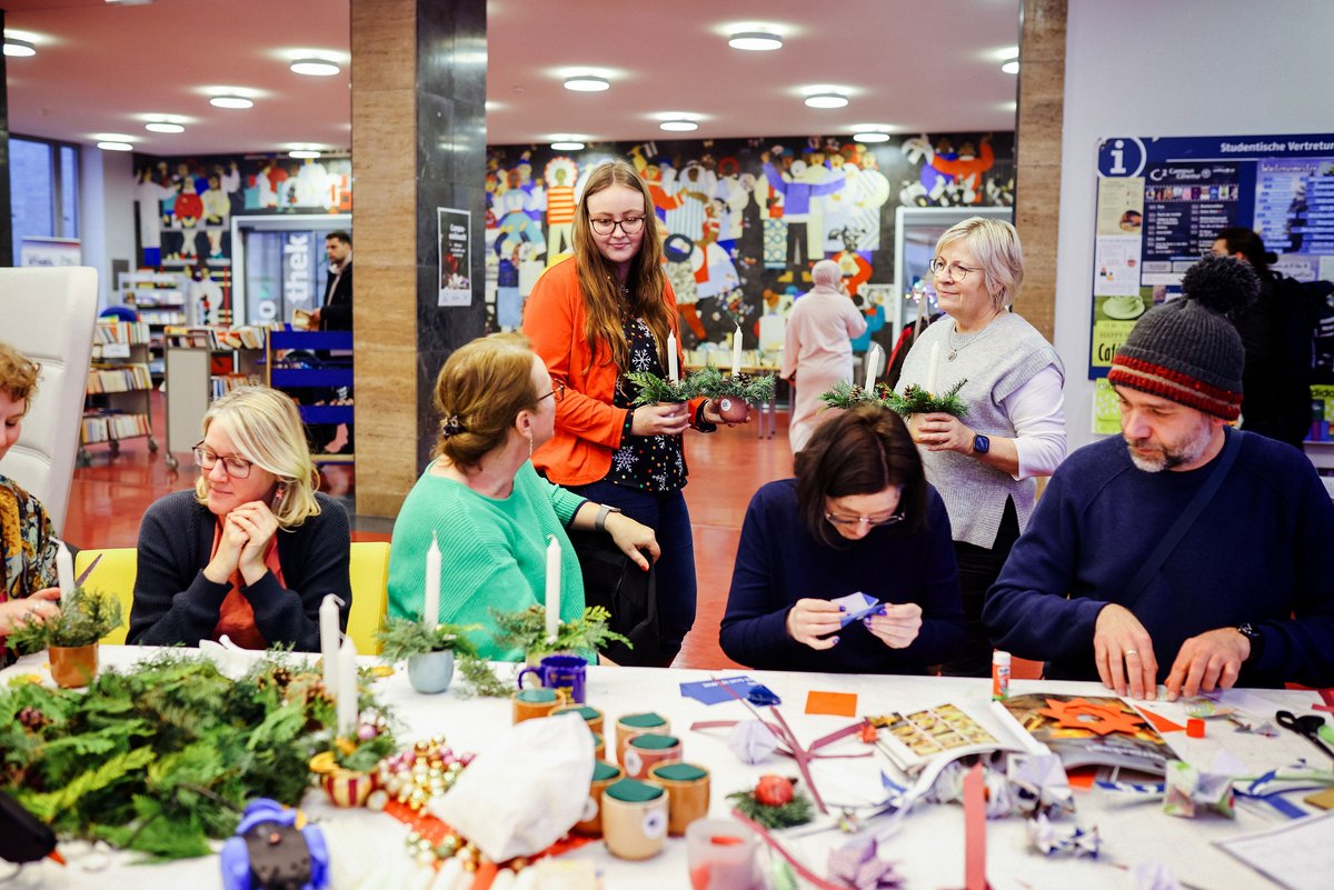 Campusweihnacht Bild 3 Personen beim Basteln