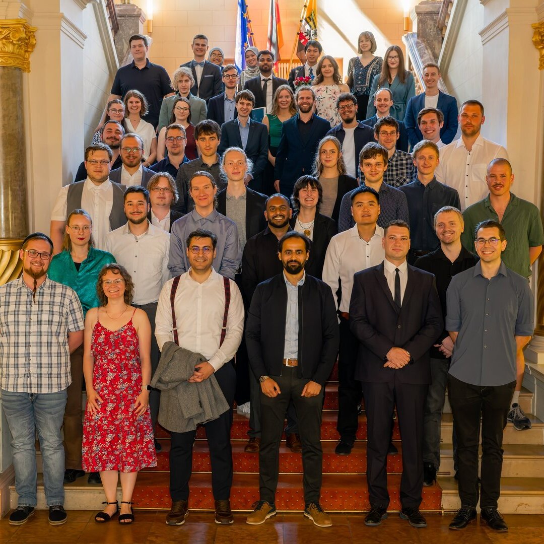 51 Absolventinnen und Absolventen nahmen die Zeugnisse feierlich entgegen Gruppenfoto
