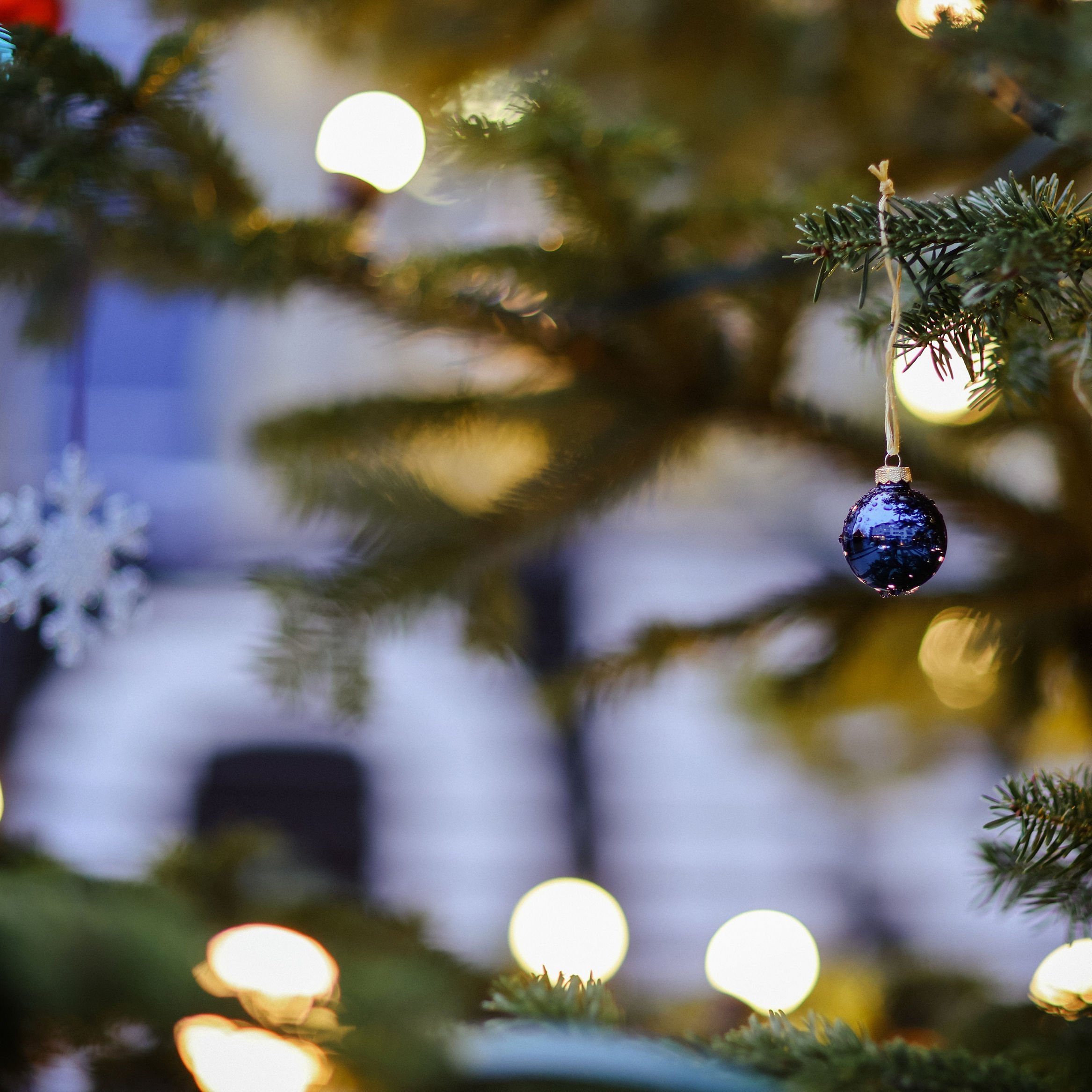 Tannenzweige mit Kugeln und Lichtern