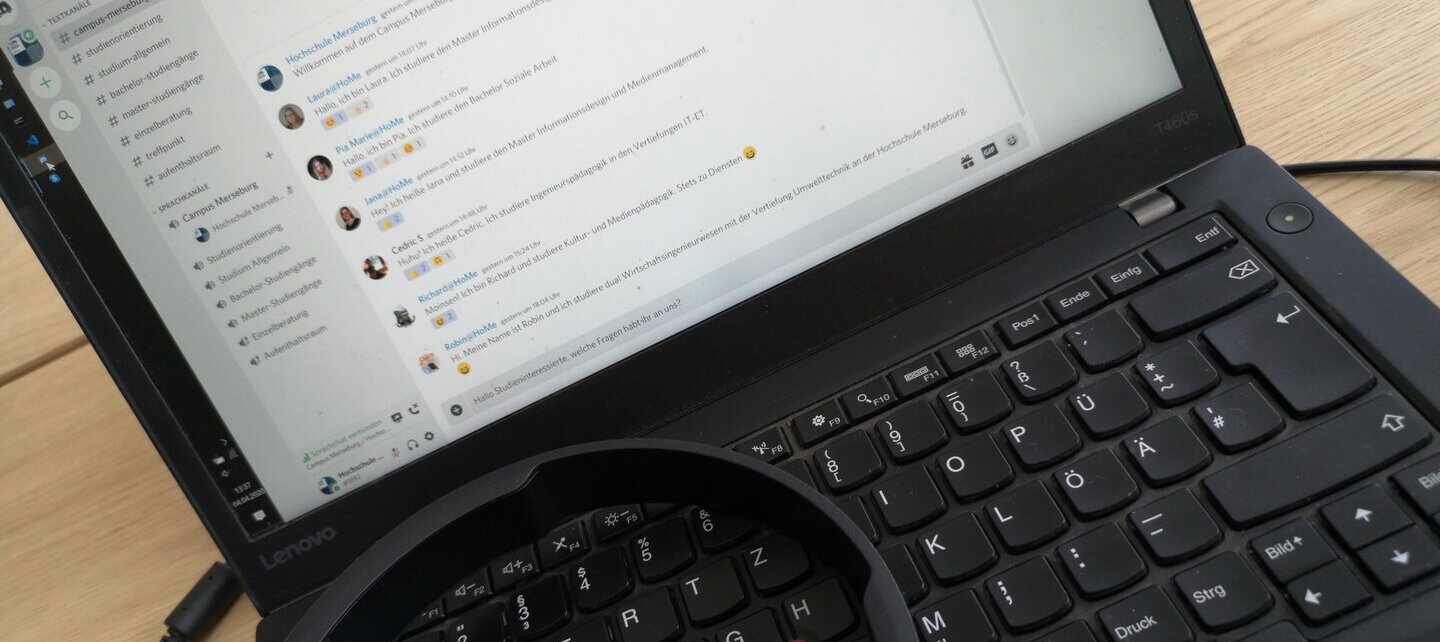 Laptop mit Chatprogramm