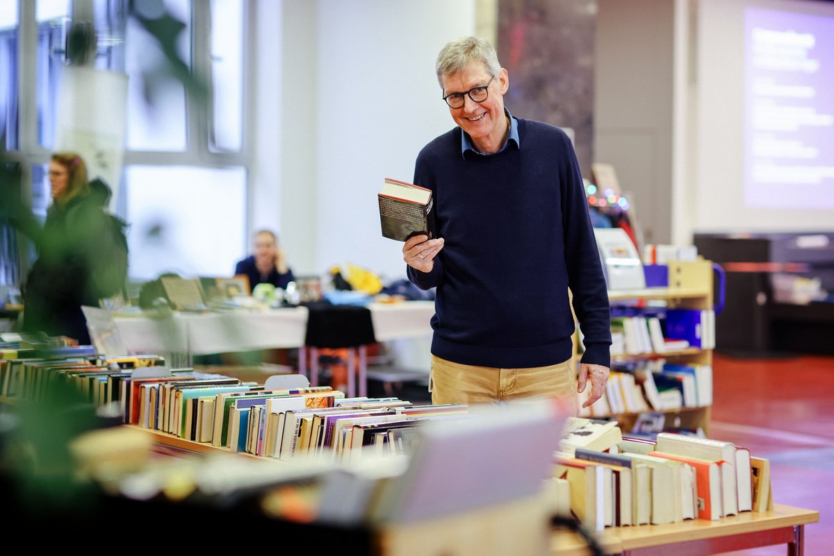 Campusweihnacht Bild 7 Person an einem Stand