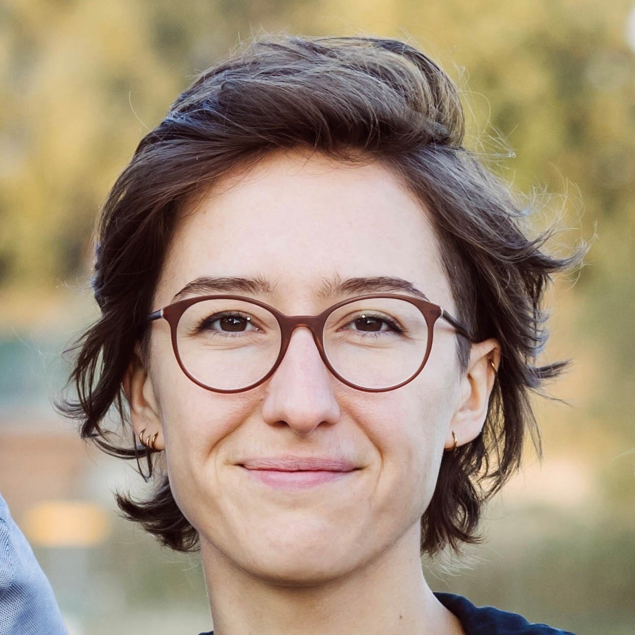 Preisträgerin lächelt in Kamera