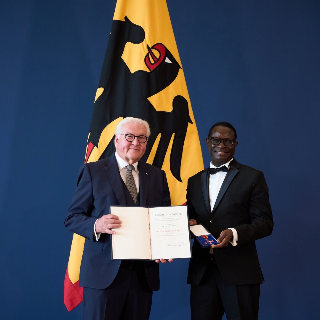 Dr. Karamba Diaby wurde am Tag der Deutschen Einheit mit dem Verdienstorden der Bundesrepublik Deutschland ausgezeichnet. Zwei Personen stehen nebeneinander