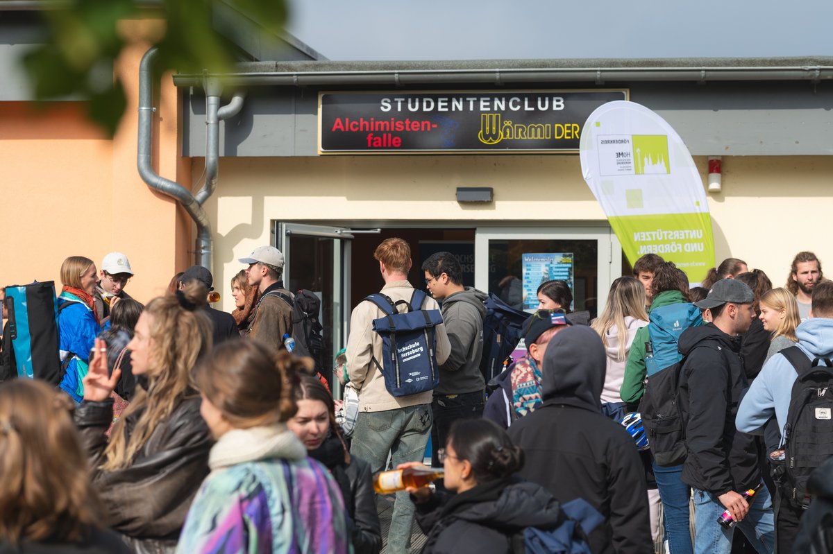 Personen vor einem Gebäude