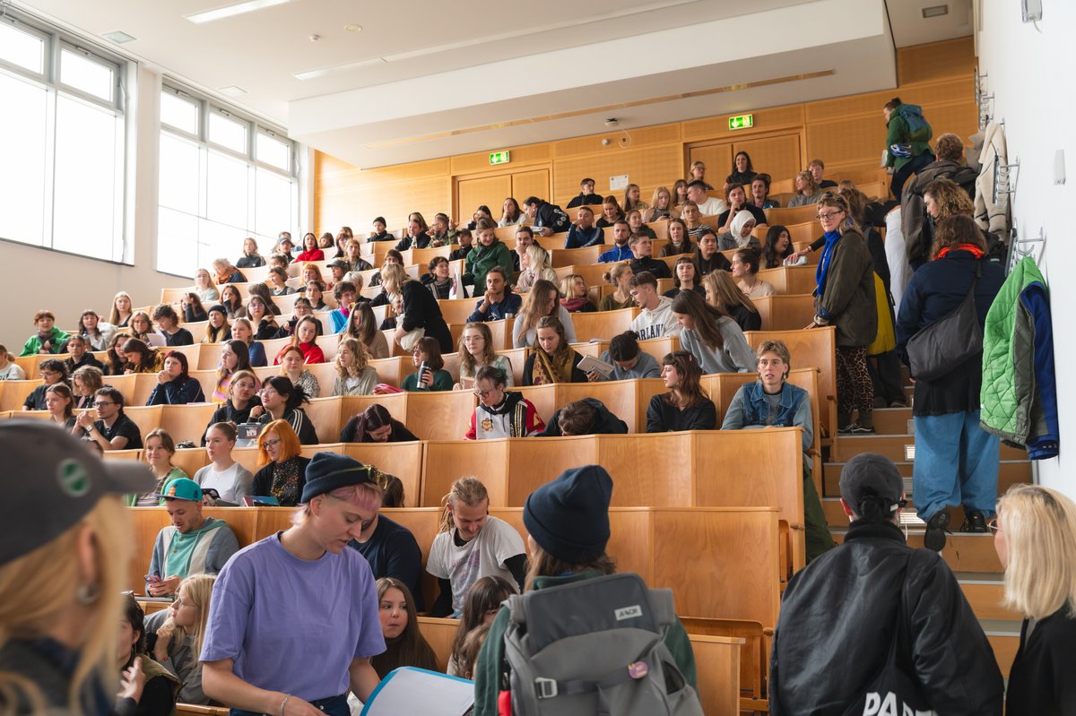 Personen in Bewgung im Hörsaal