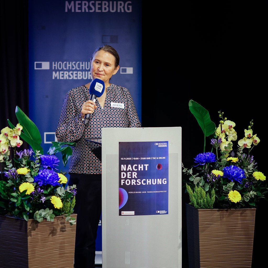 Person die die Veranstaltung eröffnet.