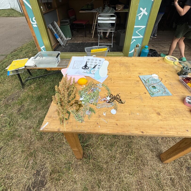 gelber Tisch mit Unterlagen