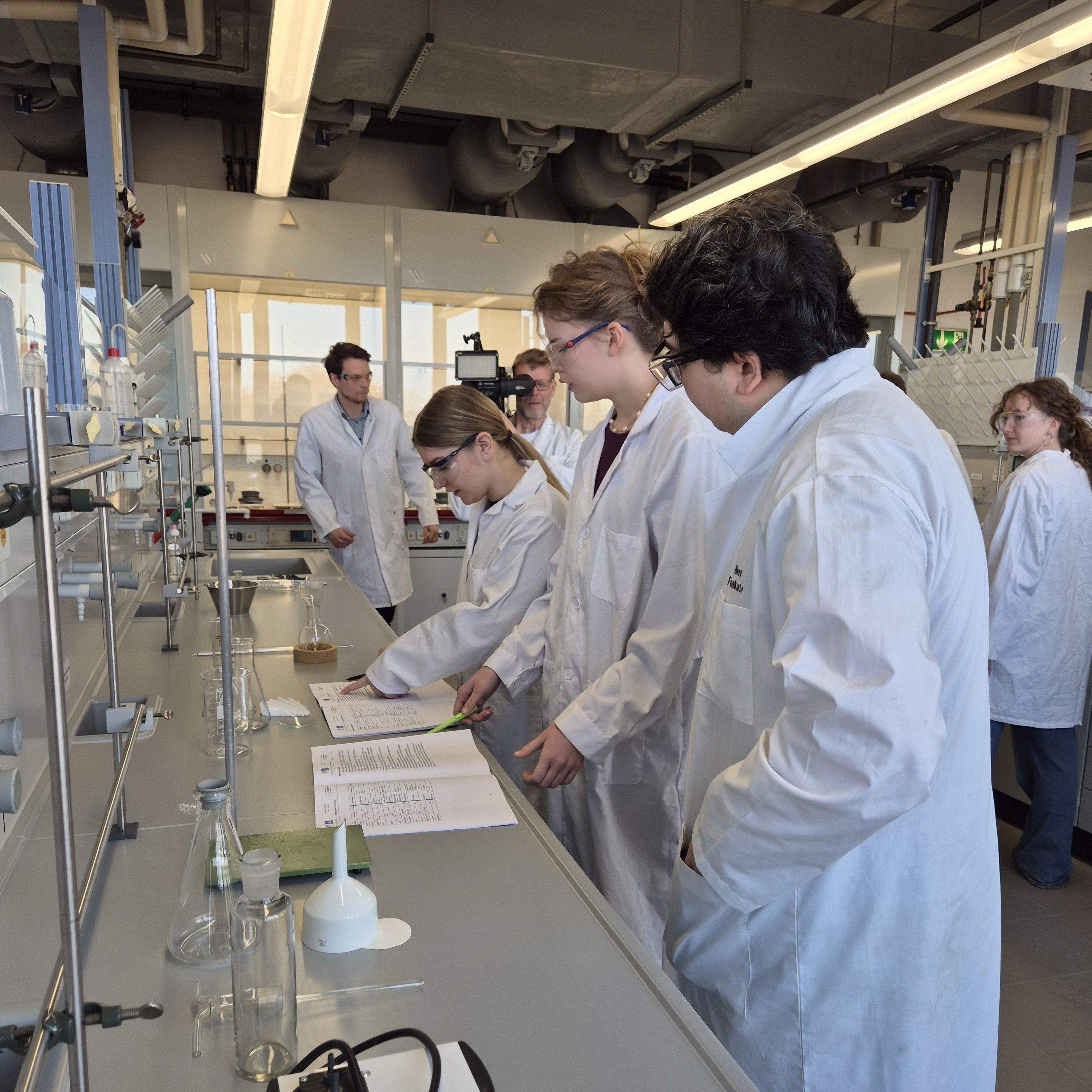 Schülerinnen und Schüler bei der Arbeit im Schülerlabor