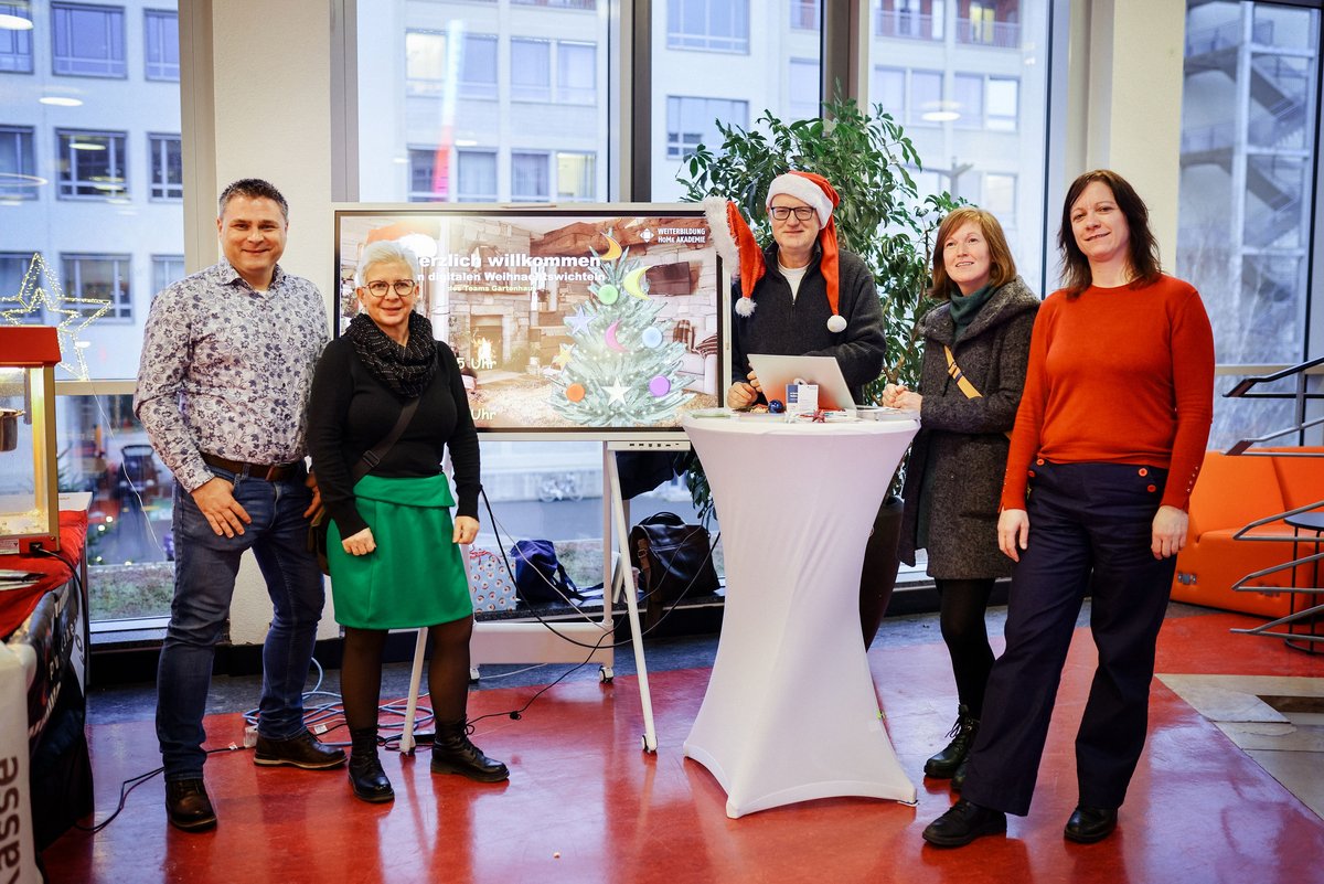 Campusweihnacht Bild 11 5 Personen vor einem Monitor