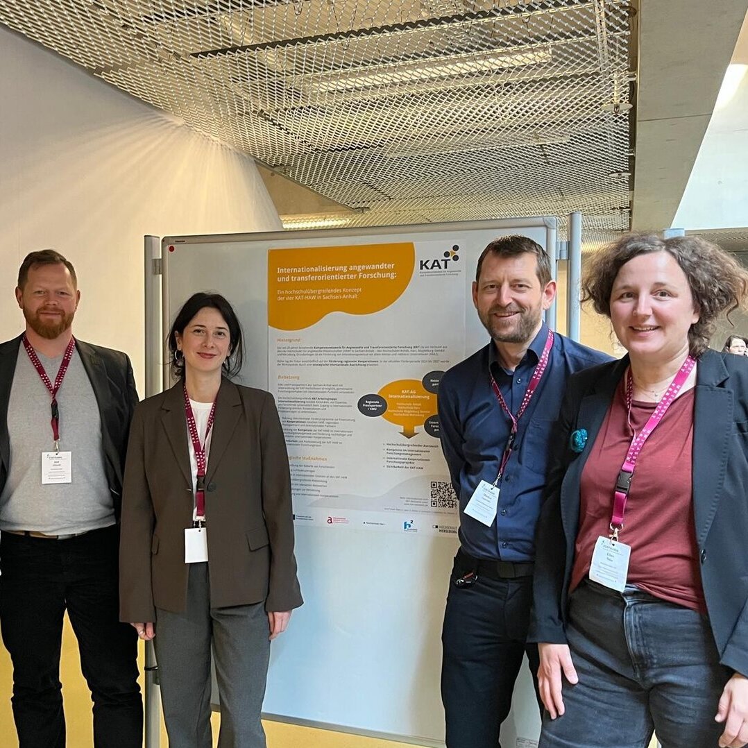 Das Foto zeigt 5 Mitarbeiter im KAT auf der Jahrestagung FORTRAMA.