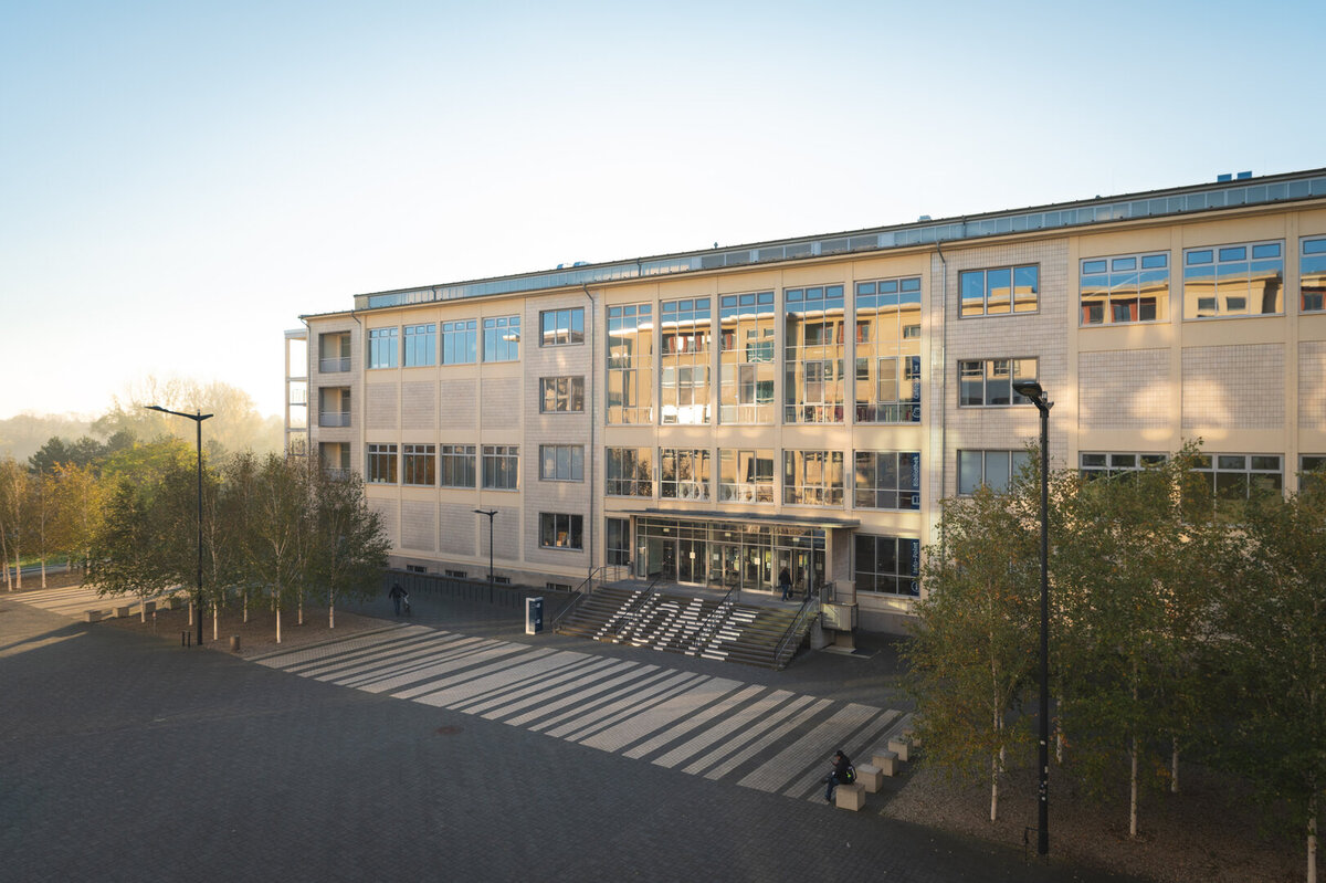 Hochschule im Abendlicht