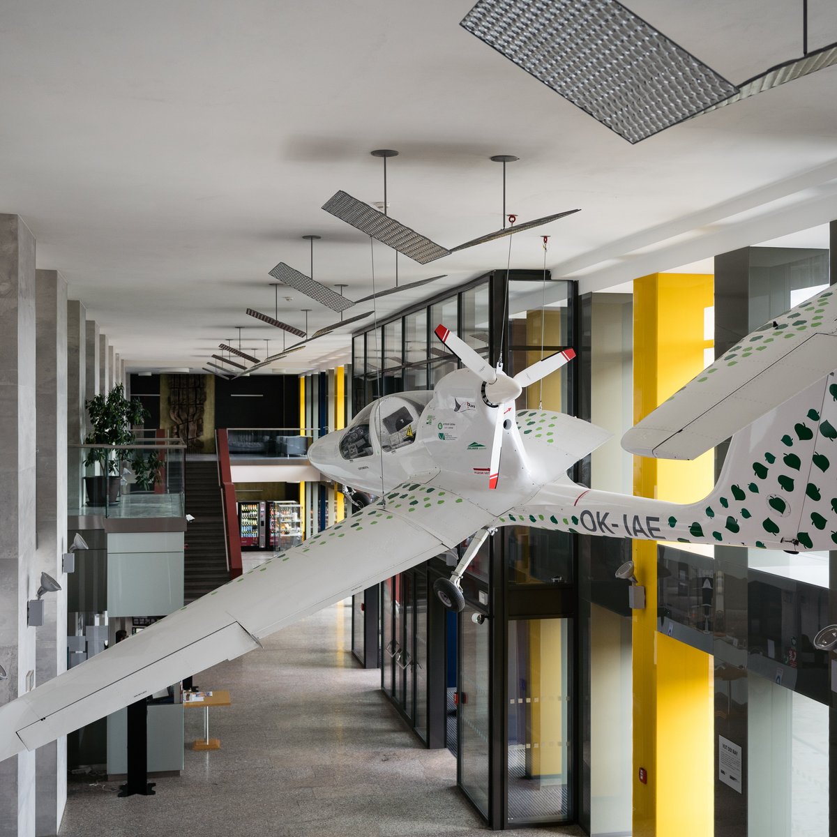 Blick auf ein Modellflugzeug im Gebäude der Technischen Universität Brno