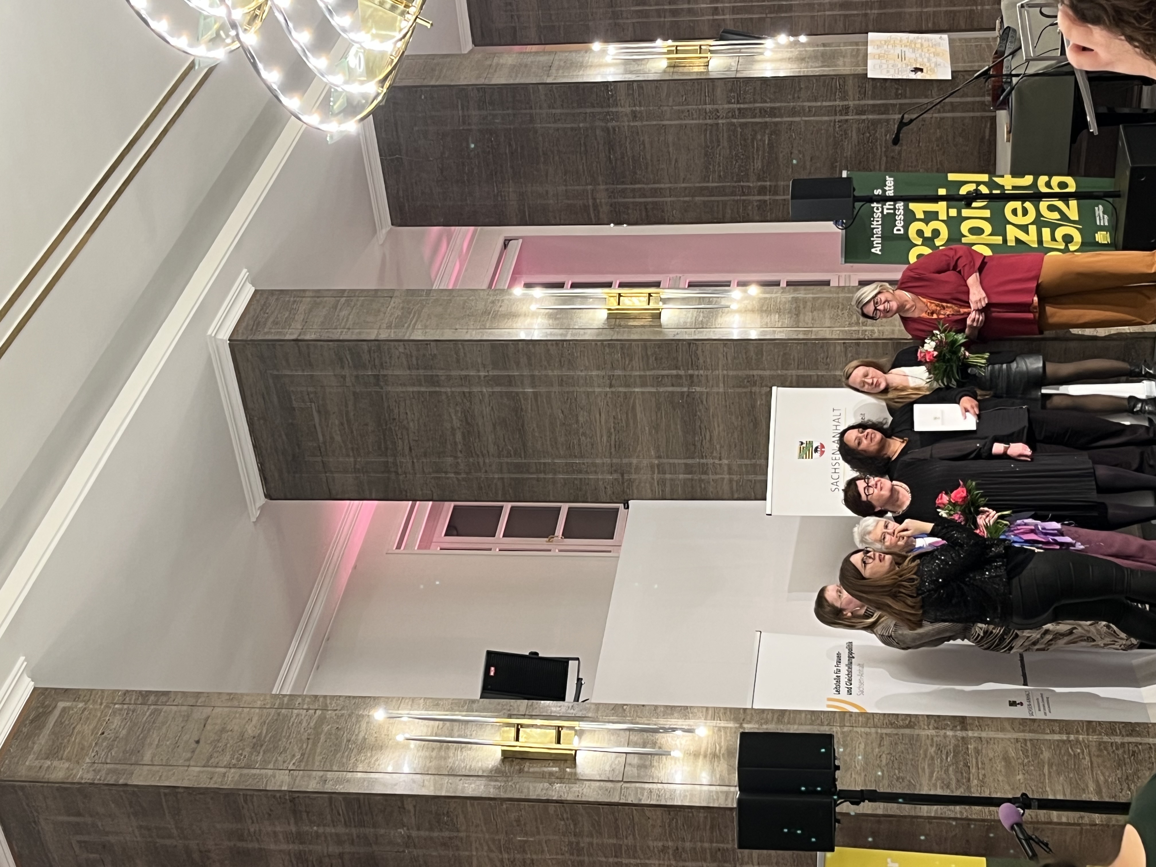 Das Bild zeigt die Gewinner*innen des Gleichstellungspreises